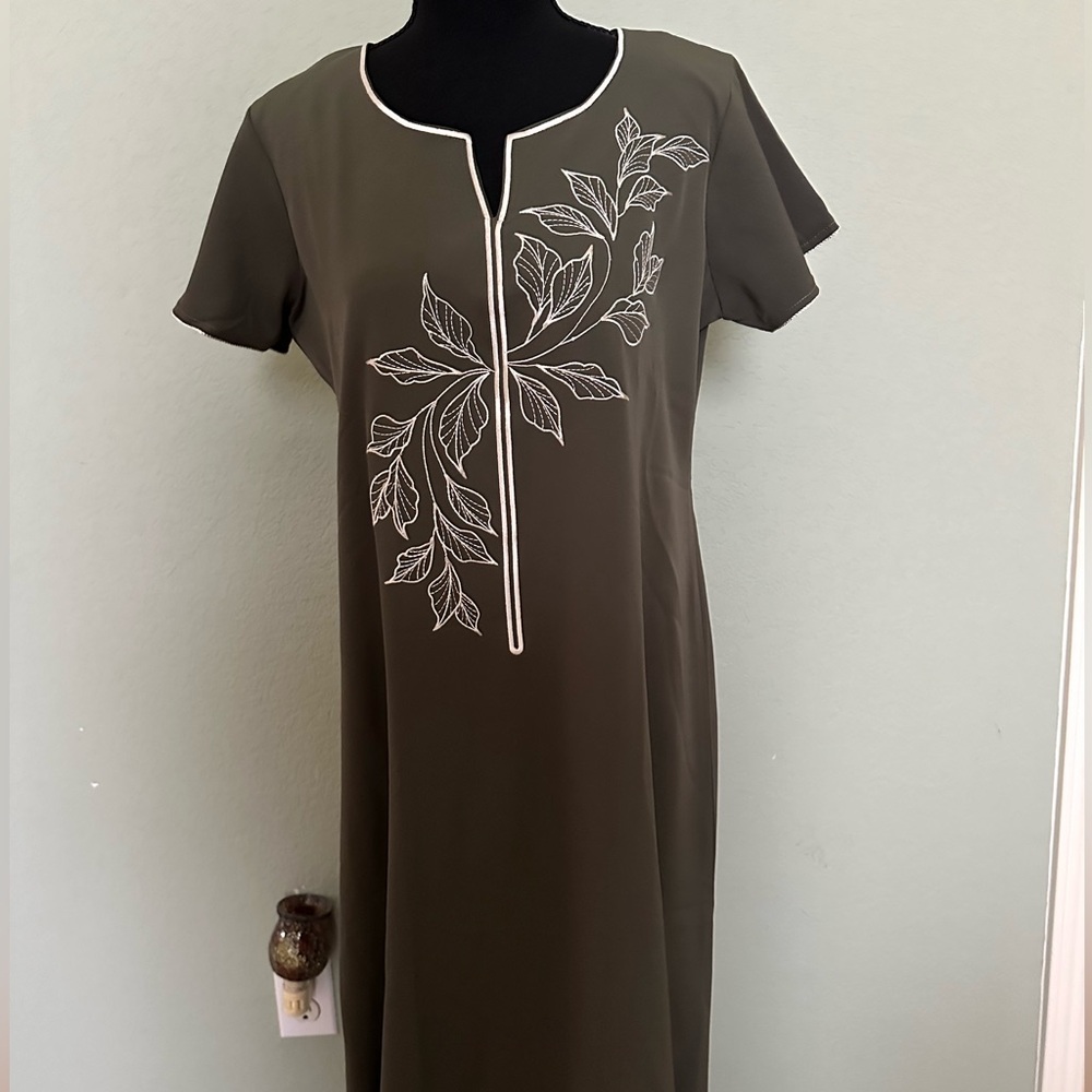 Elegant Olive Green Maxi‎ Dress with Leaf Embroidery. Size medium. NWOT.